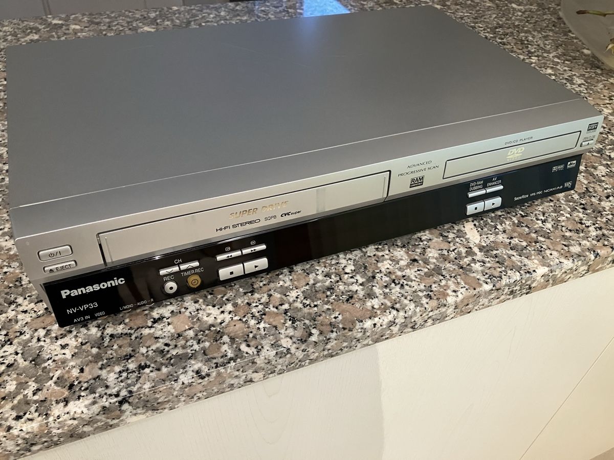 Panasonic Aufnahmegeräte: VHS-DVD Kombigerät Panasonic – Gebraucht aus Reichenburg von mediaservice-march 1