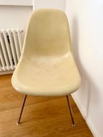 Heller beiger Eams Fiberglas Stuhl Vintage