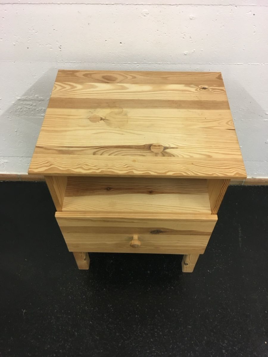 Nachttische: Nachttisch aus Holz – Gebraucht aus Bern von Soultrane 4