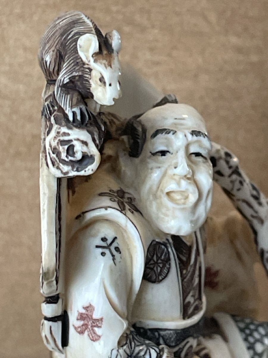 Statuette: Netsuke, Samurai sitzend mit Ratte auf Stock, signiert – Usato da Embrach venduto da Gauvain1 5