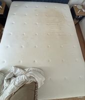 Matelas usagé avec taches mi ferme