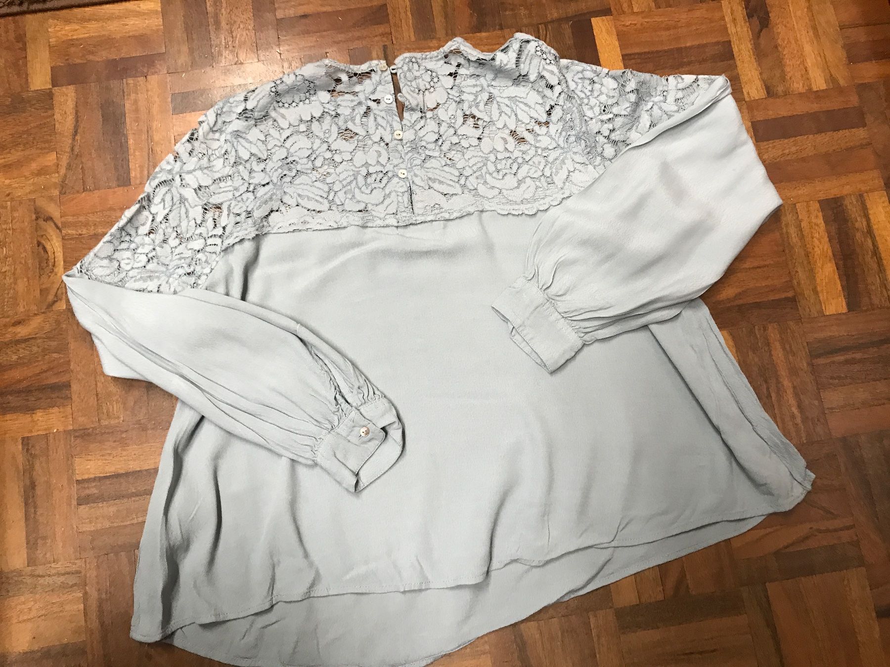 H&M Chemisiers: Bluse Gr 40 mit Spitzeneinsatz – D'occasion à St. Margrethen SG par kellenbh 1