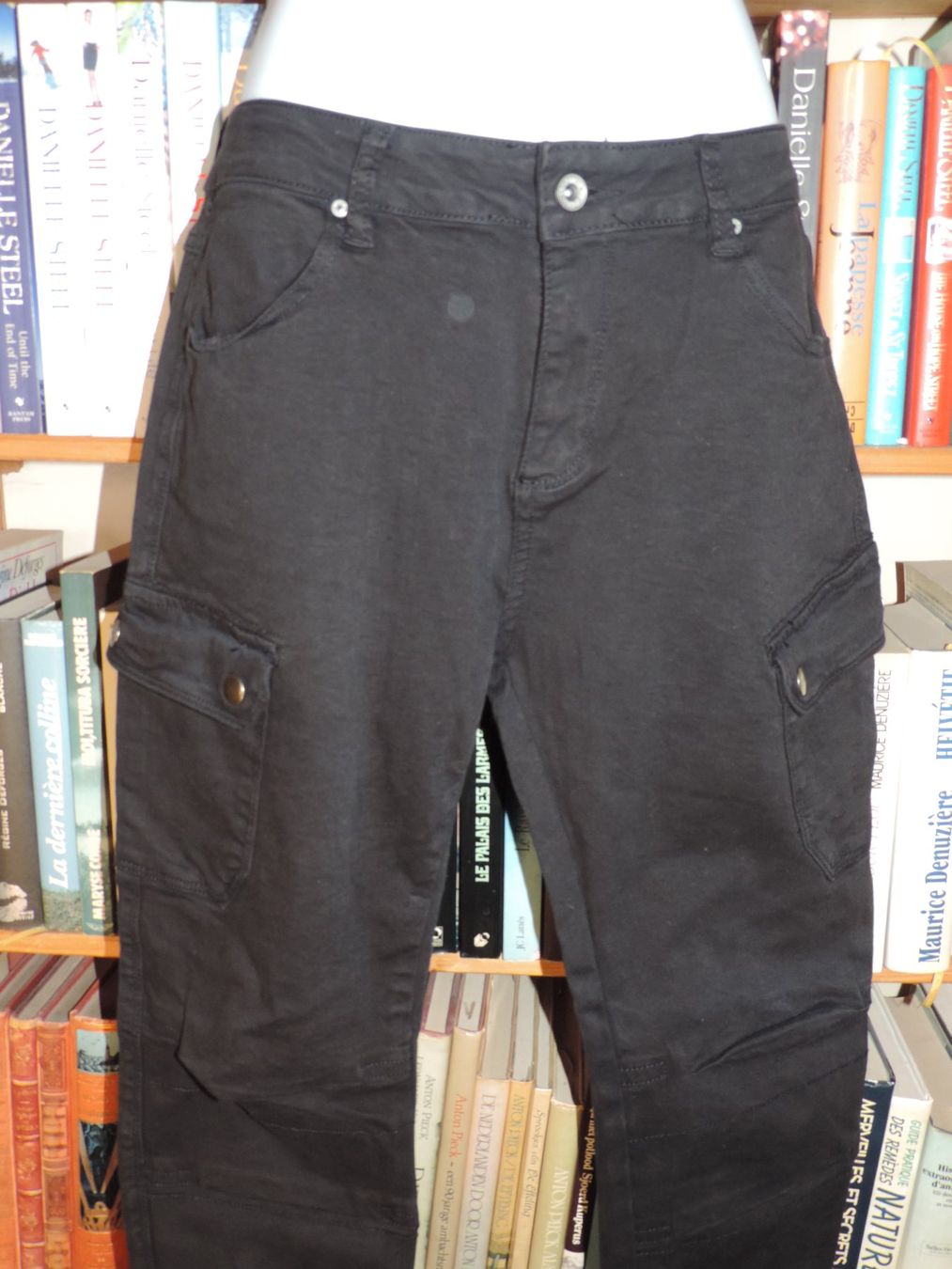 Pantaloni: pantalon stretch noir – Usato da Genève venduto da Axelle333 6