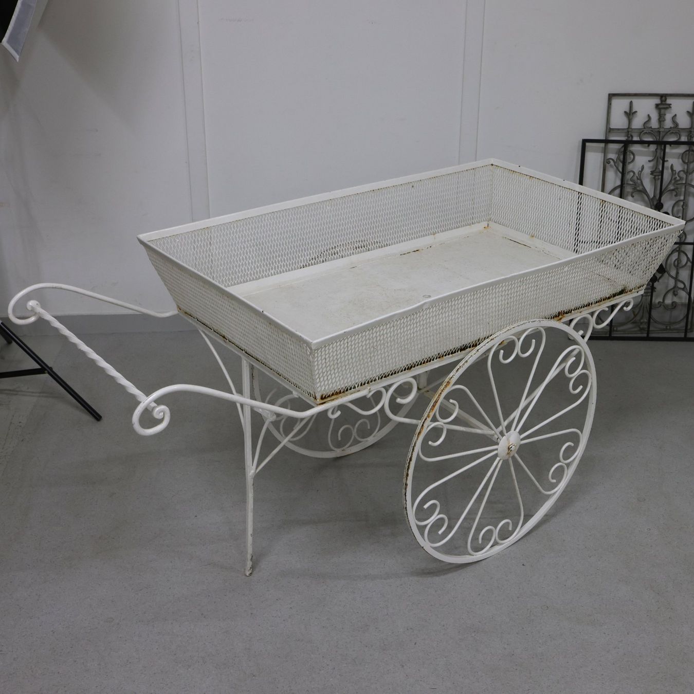 Schubkarren: Blumenwagen im Vintage-Stil – Gebraucht aus Volketswil von brockipfannenstil