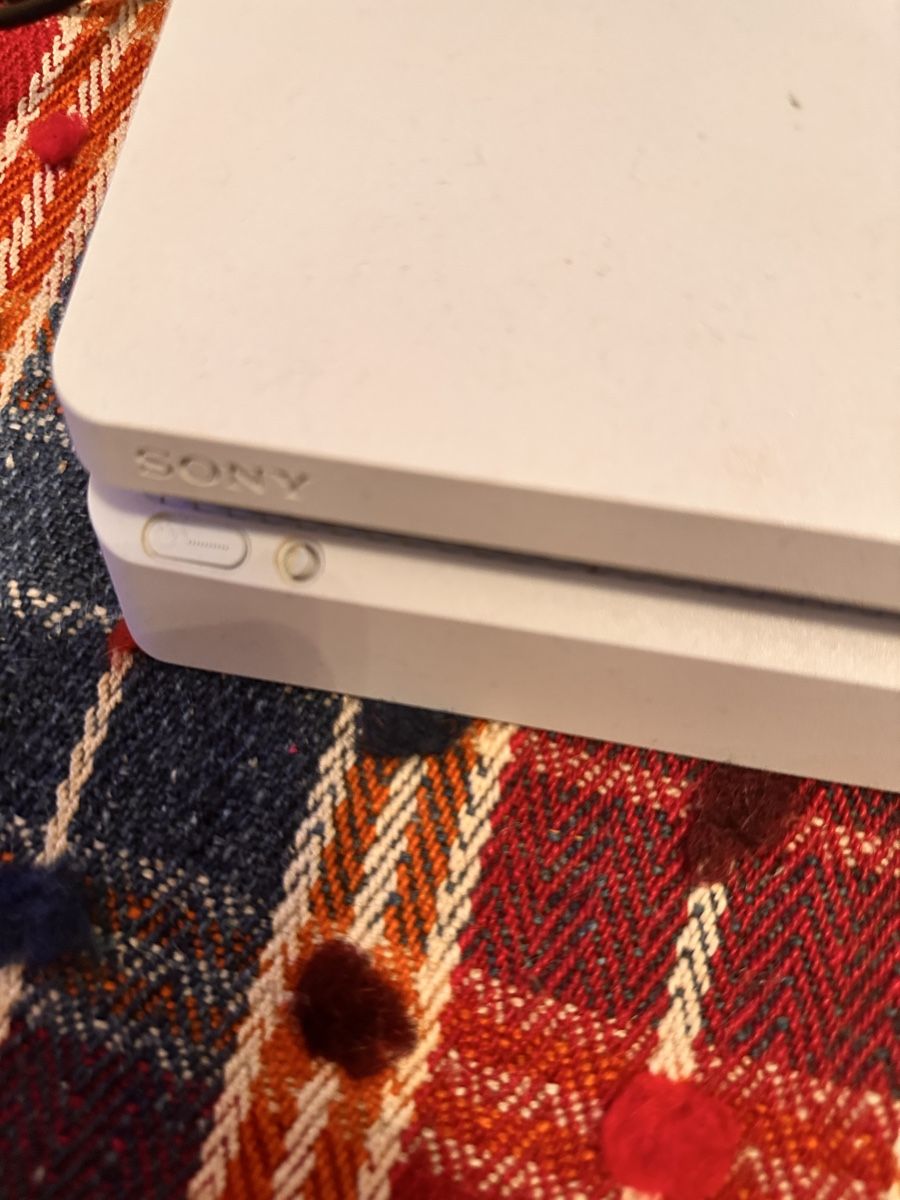 Sony Console: Ps4 mit 2 Kontroller 500gb – Usato da Gattikon venduto da 386ComicEmpire 1