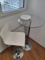 Glastisch und Barhocker