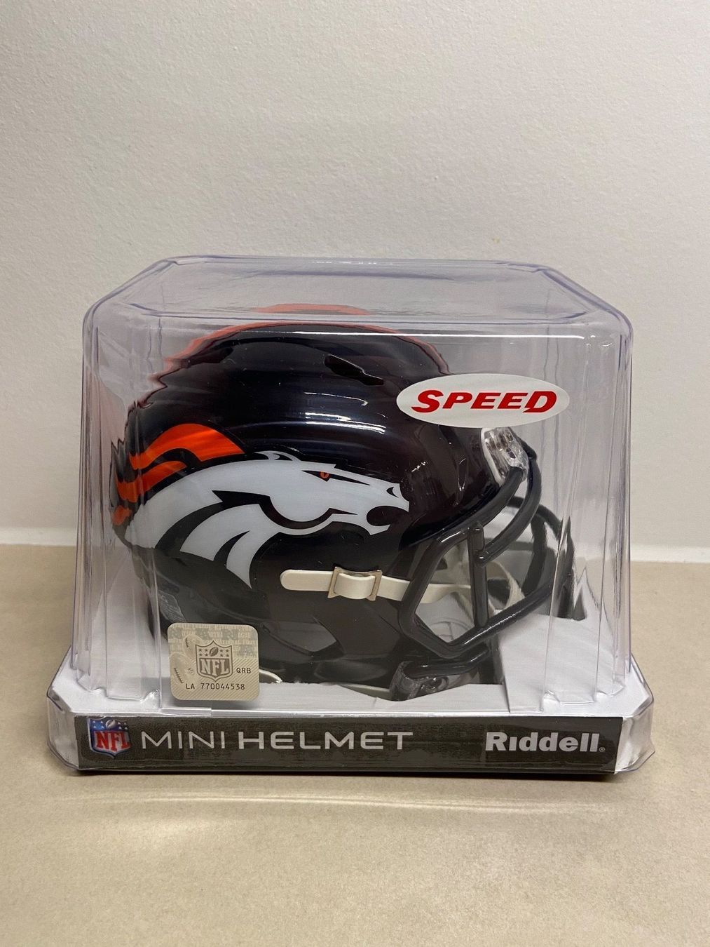 NFL Abiti antichi: Denver Broncos Mini Helmet Speed – Nuovo e nell'imballaggio originale da Muttenz venduto da US_Sport_Schweiz