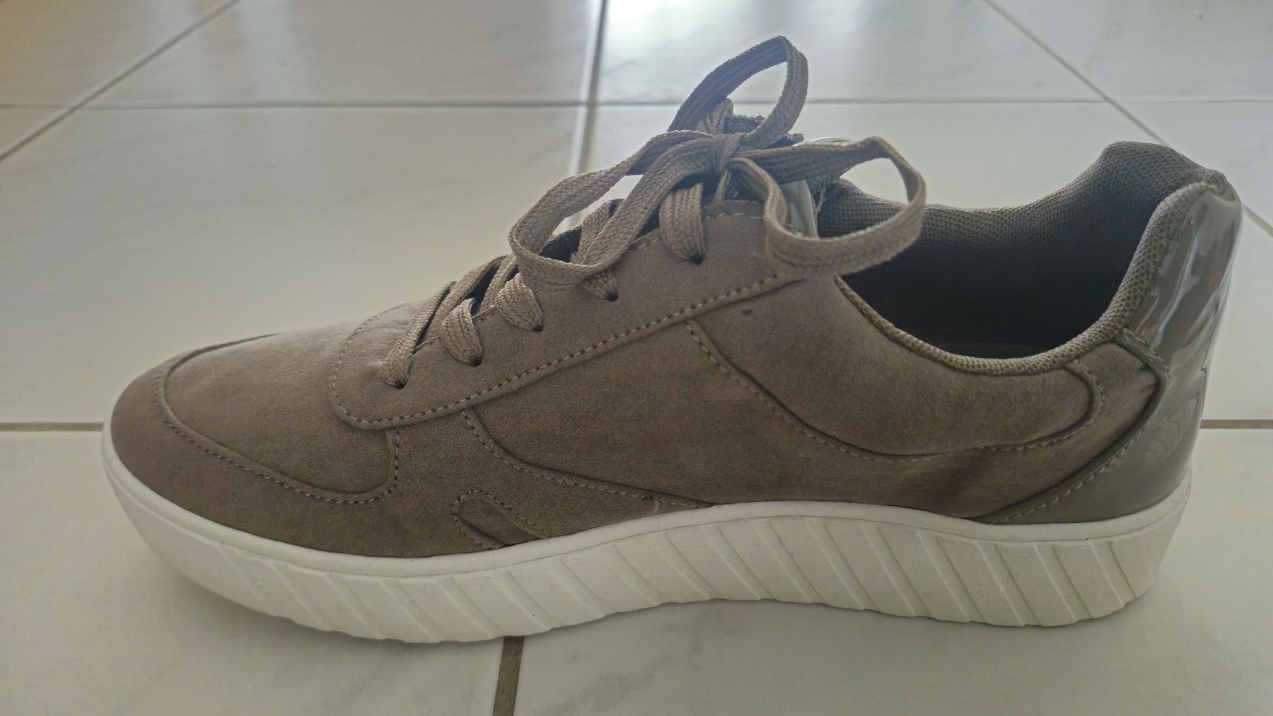 Scarpe da donna: Damen-Sneaker Gr. 41 – Nuovo (secondo la descrizione) da Hombrechtikon venduto da RominaLaBene 1