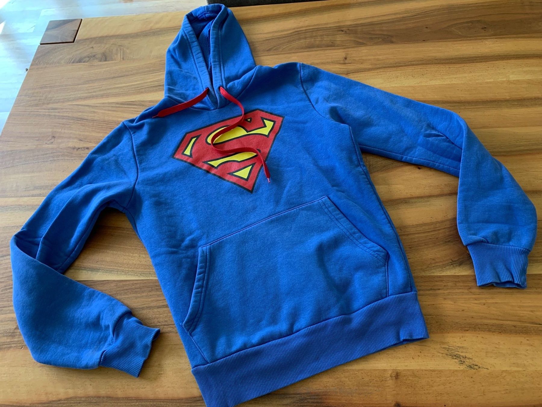 Pulls & Sweat-shirts: Kultpullover blauer Hoodie DC Comics SUPERMAN Grösse S – D'occasion à Meiringen par SaltnPepa
