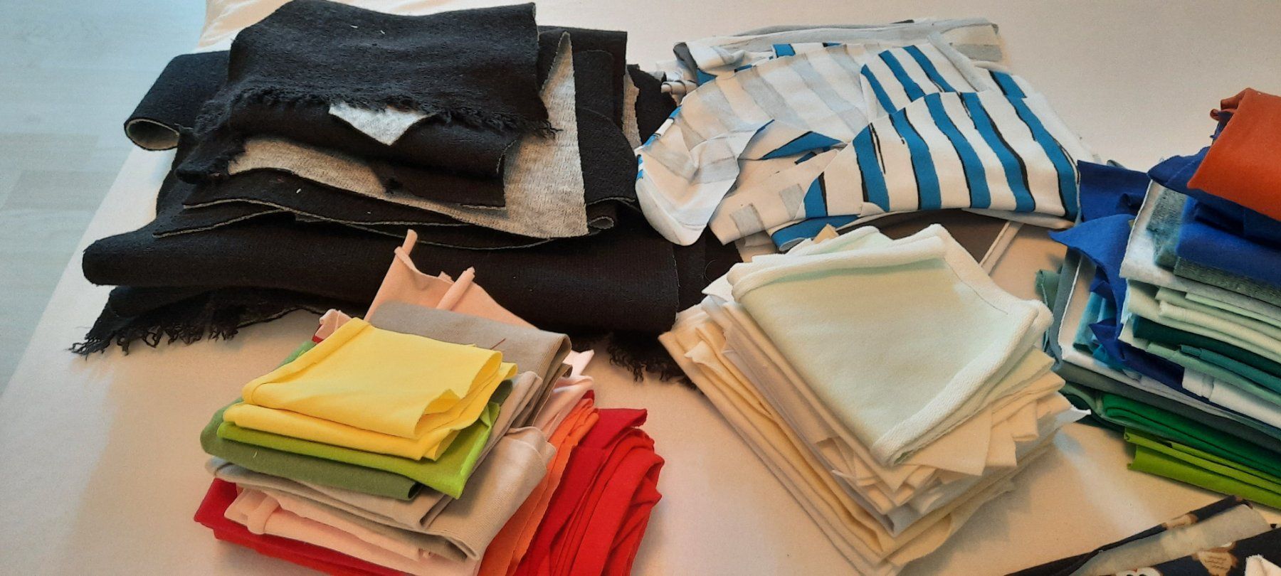 Stoffe: Stoffreste Packet, diverse Farben, Materialien und Muster – Neu (gemäss Beschreibung) aus Uetendorf von Neidem 2