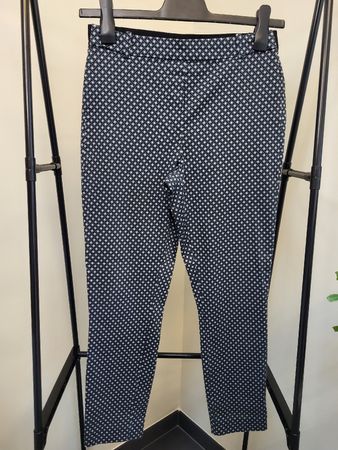 Pantalon élastique femme, motif graphique élégant.