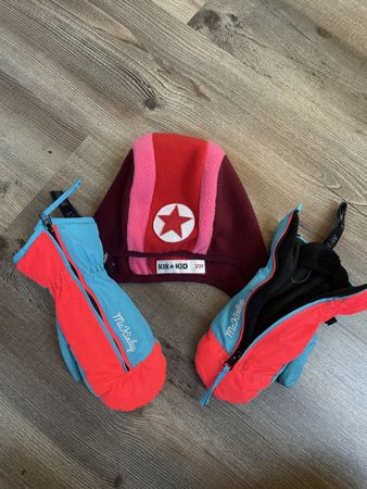 Mütze und Schneehandschuhe