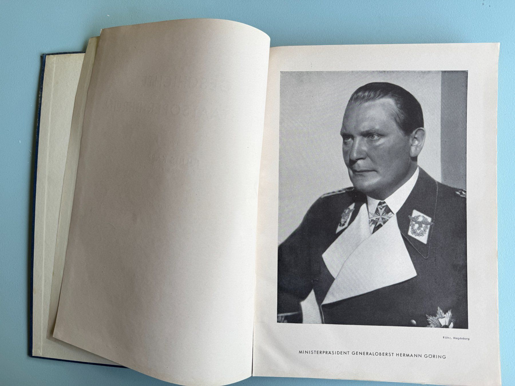 Bücher: Die Geschichte der Deutschen Oper Berlin - 1937 – Defekt aus Basel von Kornblumen 2
