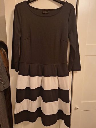 Kleid in SchwarzWeiß (Größe M)