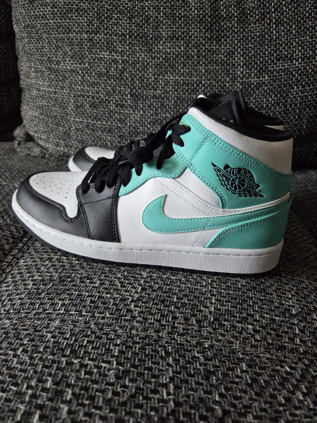 Jordan Scarpe da uomo: Air Jordan 1 Mid "Igloo" EUR 44 – Nuovo (secondo la descrizione) da Steffisburg venduto da mbedb12 2