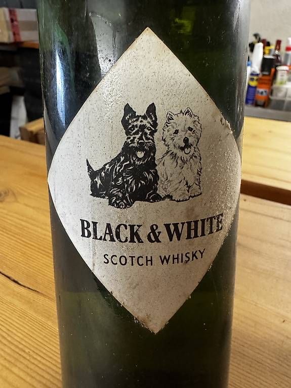 Bevande alcoliche: Black & White Scotch Whiskey, 1968 – Usato da Wetzikon ZH venduto da mitchinger100 1