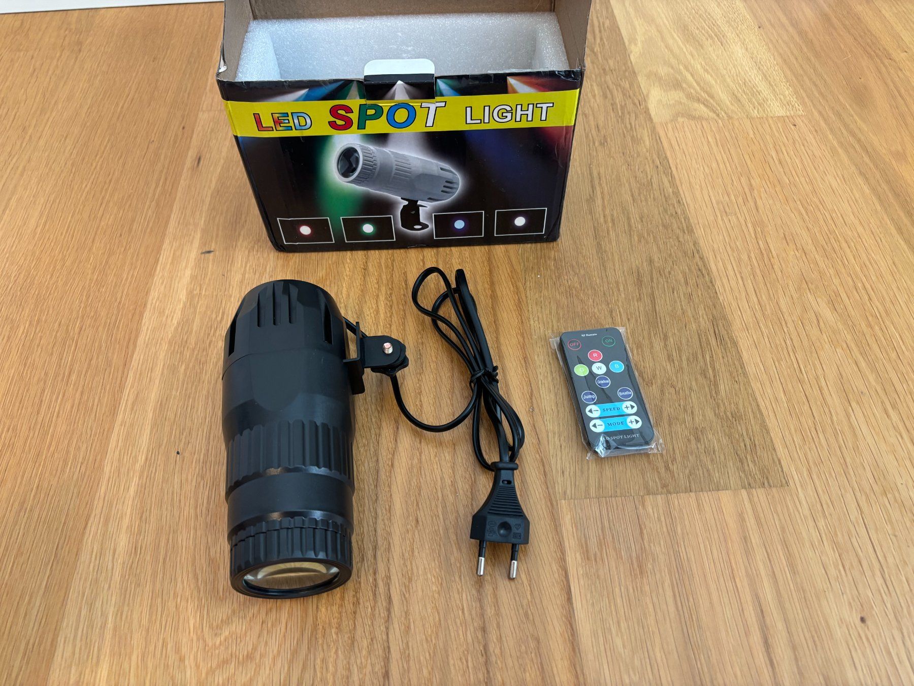 Lampen: LED Spotlight rgbw – Neu und originalverpackt aus Spiez von LoooooKe