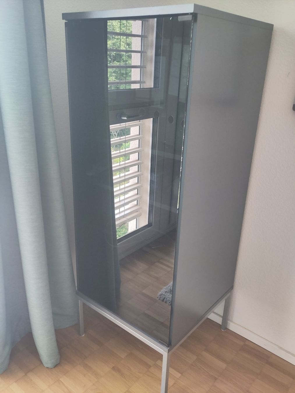 Vitrines: Vitrinenschrank grau – D'occasion à Zürich par babsypsilon