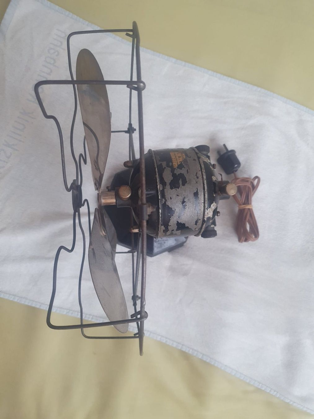Ventilatori: alter Tischventilator mit Metallflügeln – Usato da Basel venduto da FirstClass4000 4