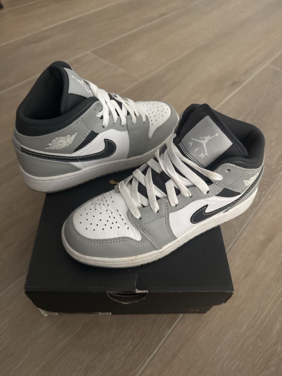 Jordan Scarpe per ragazzi: Air Jordan 1 Mid GS, gris blanc, taille 35.5 – Nuovo (secondo la descrizione) da Begnins venduto da yve_7czq