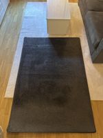 Tapis gris anthracite en parfait état, idéal pour l'hiver!