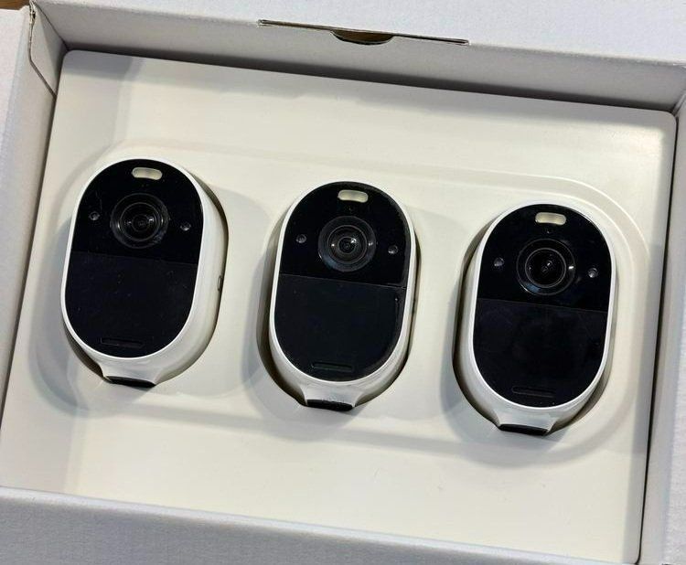 Arlo Sistemi d'allarme: Set Arlo Essential Kameras, 3 Stück, mit Originalverpackung – Usato da Zuchwil venduto da Beppe_25.3 6