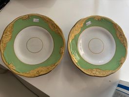 Zwei Kuchenteller mit Goldrand und grüner Verzierung