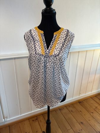 Sommerbluse mit Blumenmuster, Gr. M, Esprit