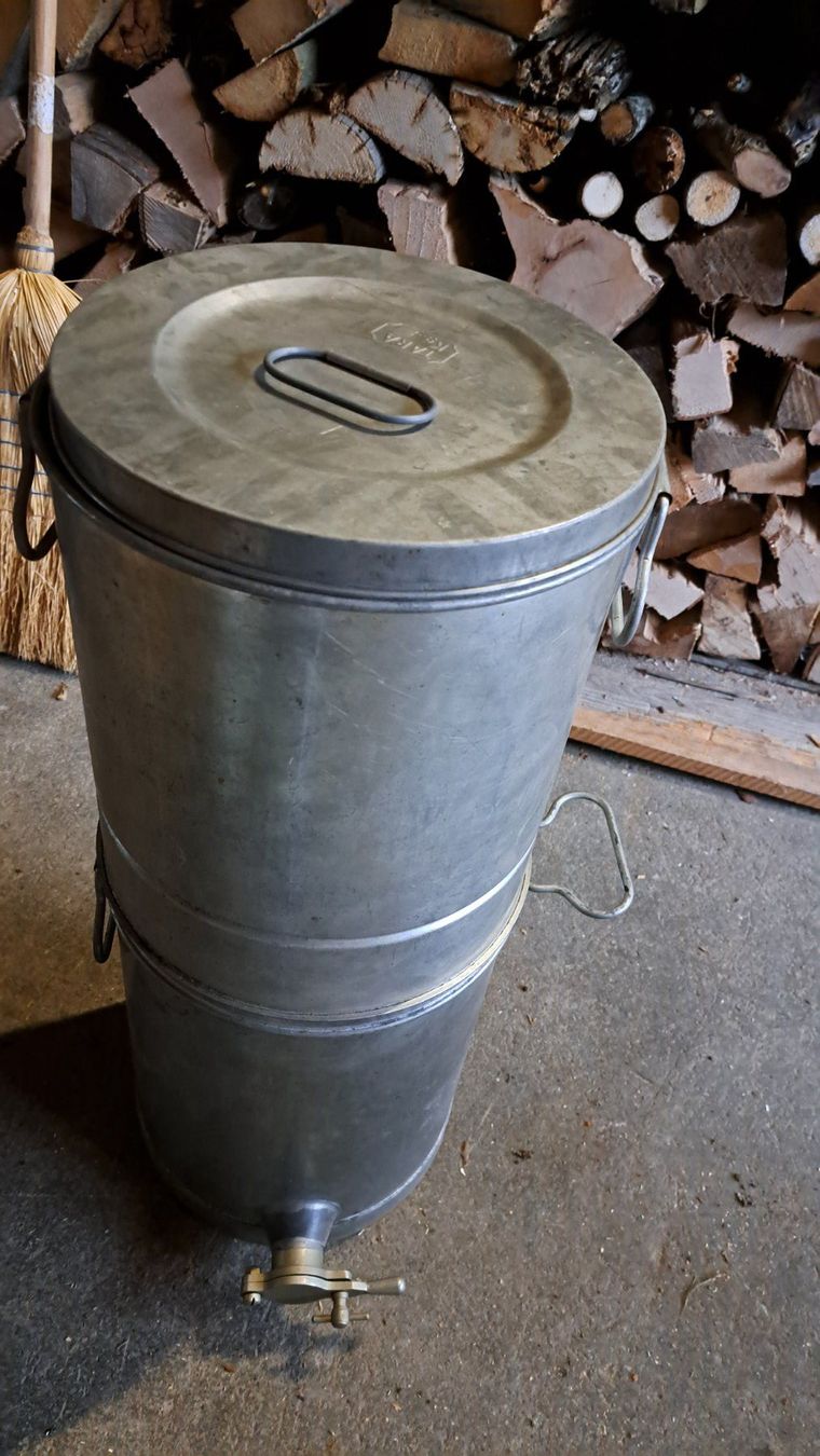 Altro per la casa: Honigeimer mit Aufsatz, mit Sieb, Deckel und Quetschhahn – Usato da Altnau venduto da willpower71
