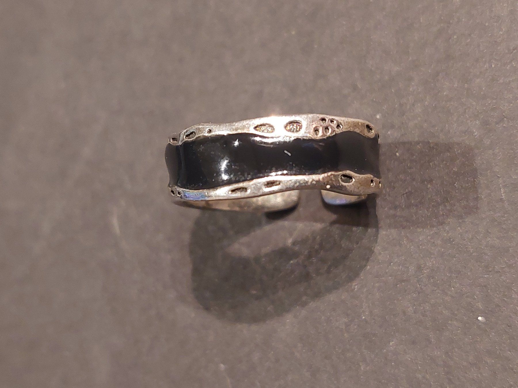 Anelli: Ring, Sterlingsilber mit rundum schwarzer Einlage – Usato da Obfelden venduto da Kleha
