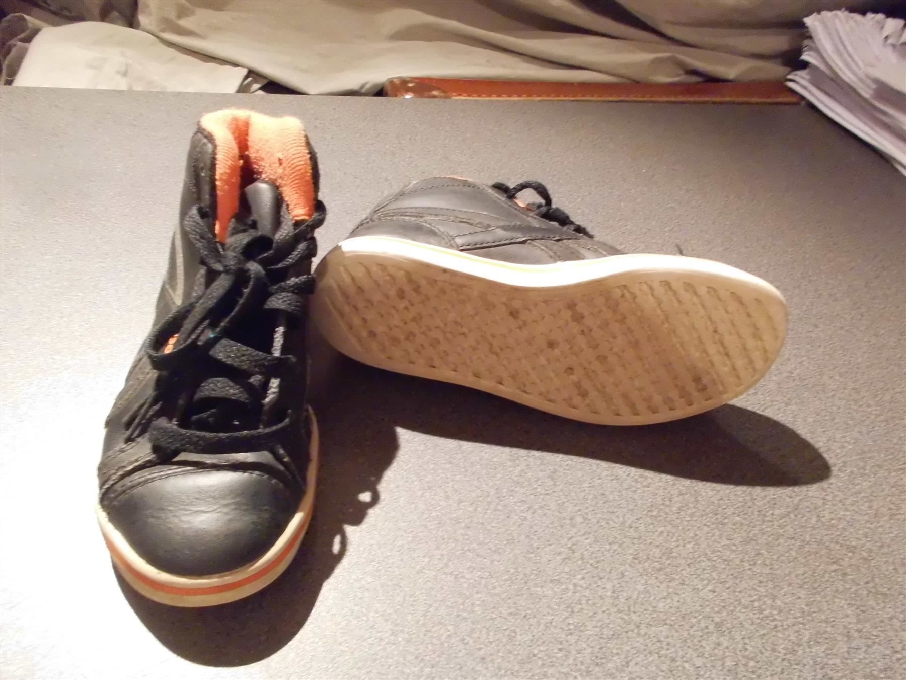 Reebok Schuhe für Jungen: Halbschuh Grösse 30, Reebok, schwarz/orange – Gebraucht aus Zürich von abraxas1291