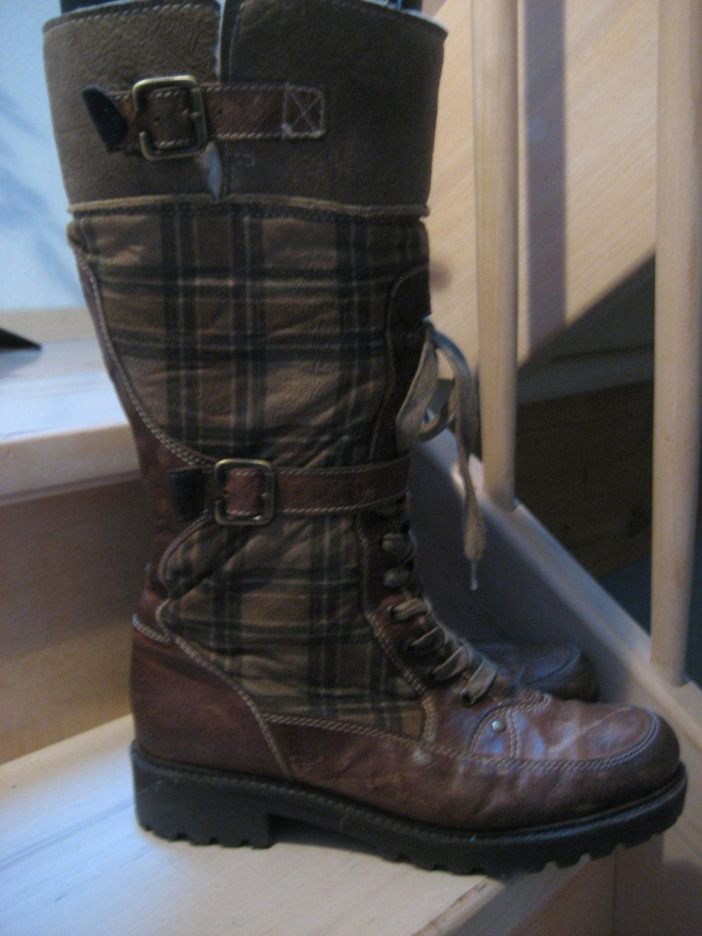 Scarpe da donna: Bottes fourrées cuir grandeur 40 – Nuovo (secondo la descrizione) da Delémont venduto da marryb 1