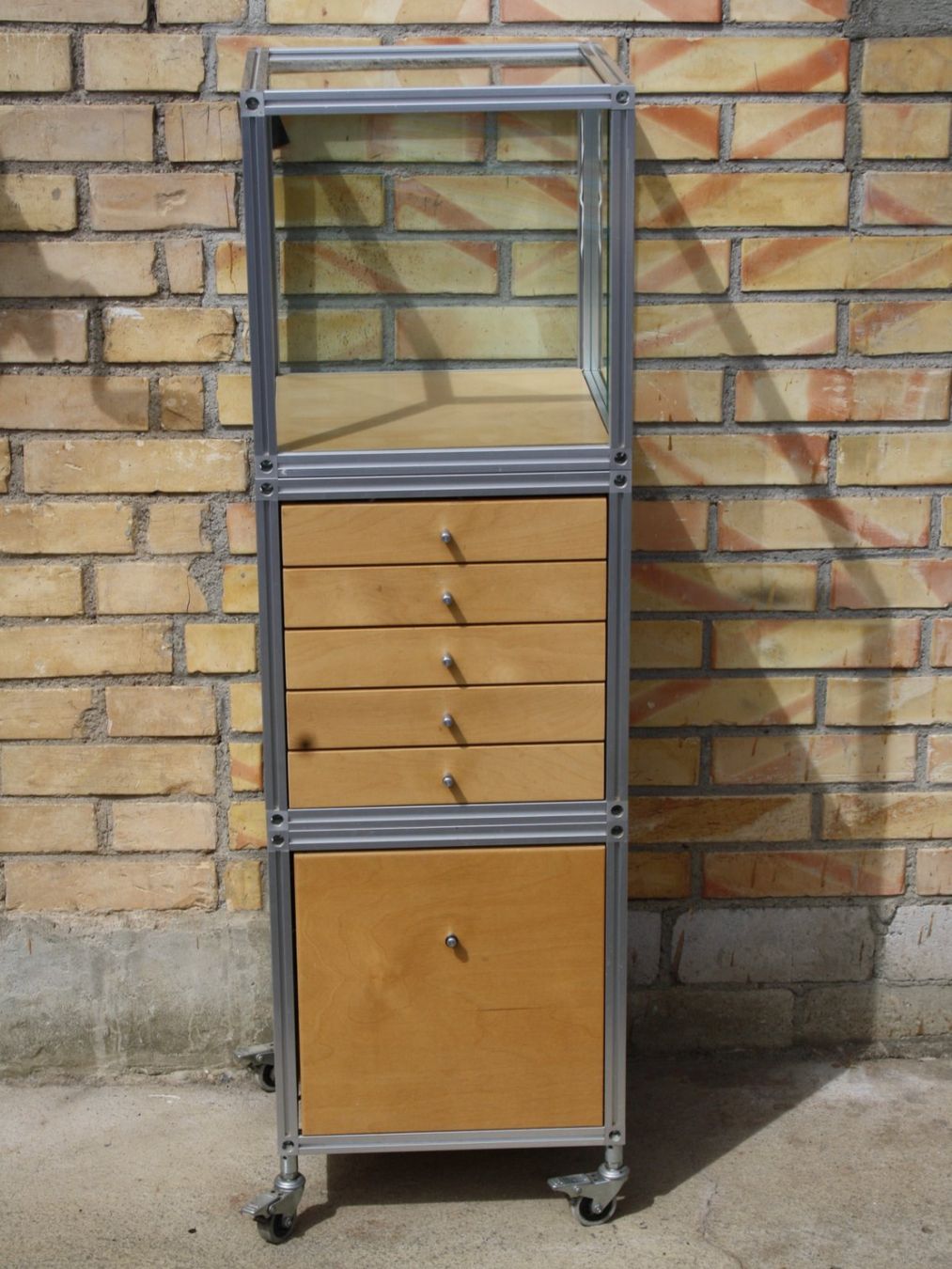 Vitrines: VITRINE MIT BELEUCHTUNG UND SCHUBLADENKORPUS – D'occasion à Wauwil par Pneuedy