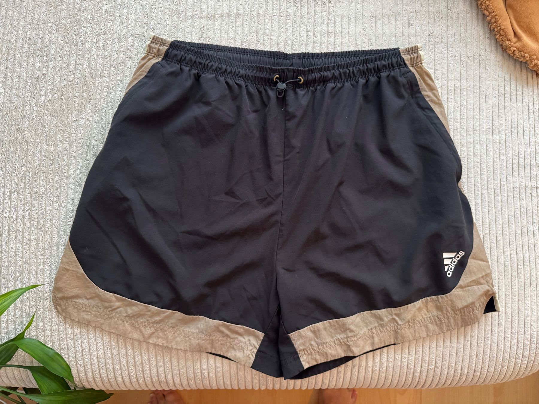 Adidas Pantaloni: Adidas kurze Shorts Gr. L – Usato da zürich venduto da tanike 1