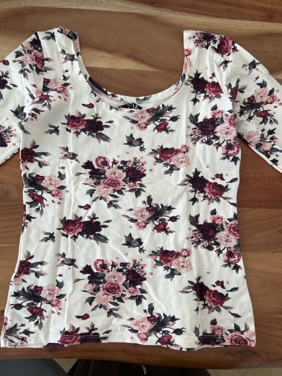 T-shirt: Damen Shirts 2er Set Blumenmuster – Usato da Jona venduto da gr_3nad 2