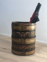 Alte handbemalte wunderschöne Bränte als Schirmständer