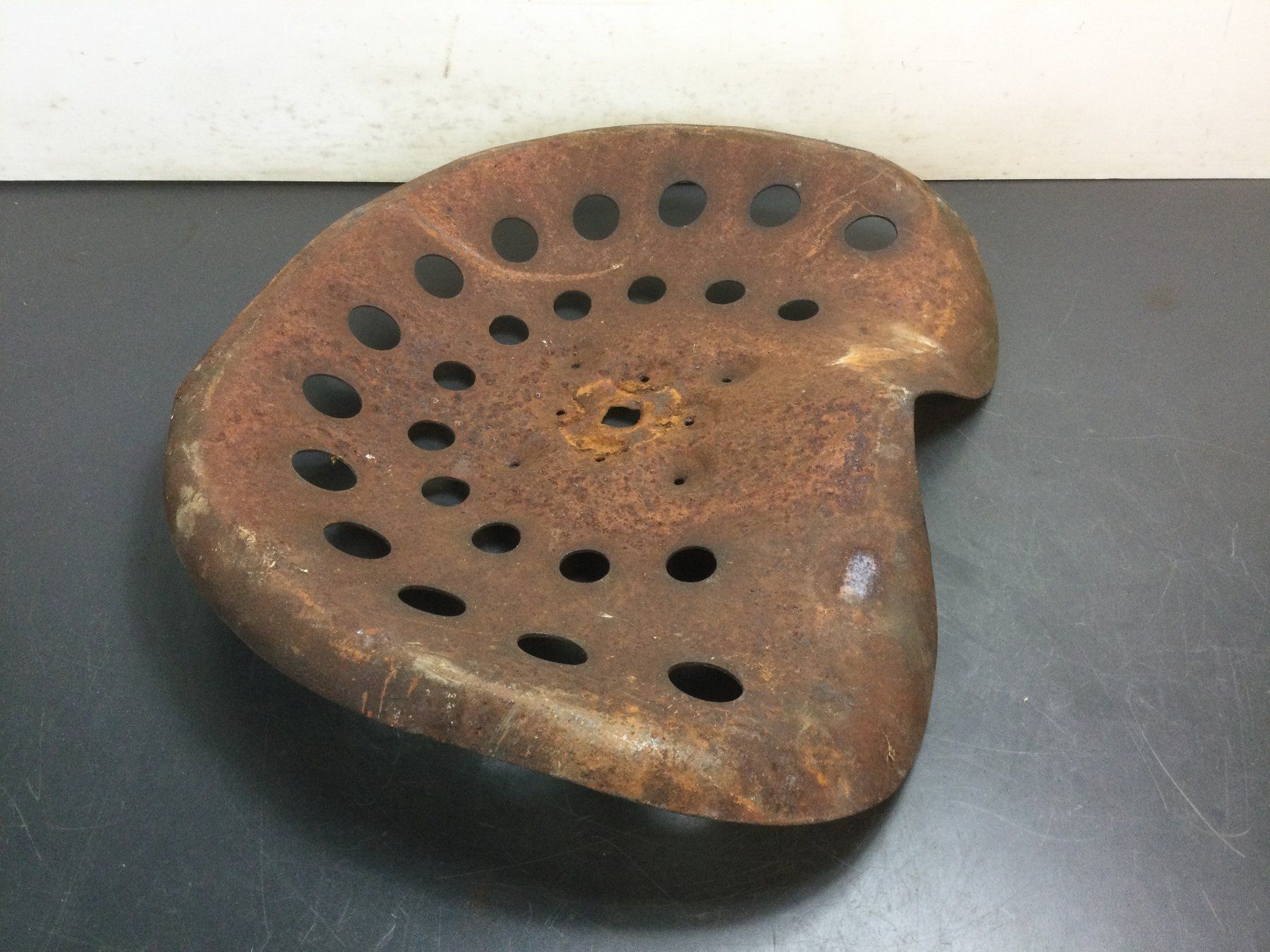 Trattori: Original antike Rapid oder Maschinen Sitzschale aus Metall – Usato da Wangen SZ venduto da kuriosum12 4