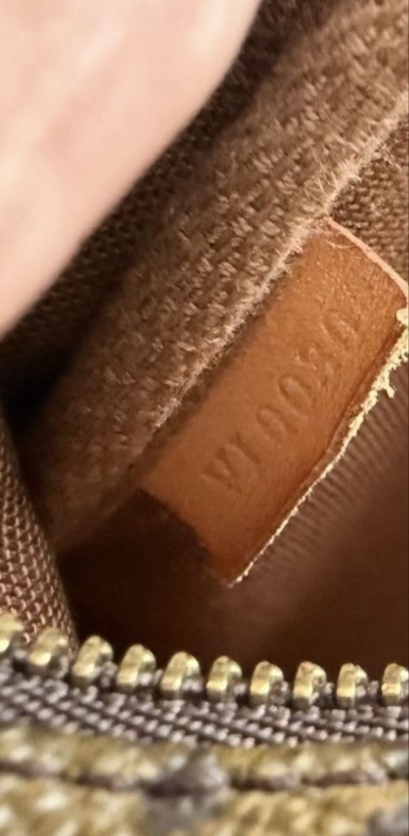 Louis Vuitton Sacs femmes: Vintage Louis Vuitton Pochette Accessoires Monogram – D'occasion à Reinach BL par jhe_8rdg 2