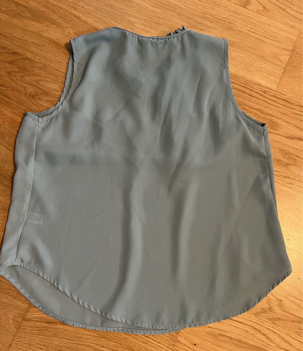 Blusen: 2 Blusen Gr XS S – Gebraucht aus Zollikerberg von Huglina 2