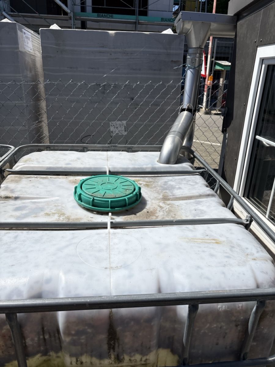 Abbeveratoi e trogoli: Wassertank 1000L gebraucht für Wasser oder Regenwassernut – Usato da Berg SG venduto da Mix70 1