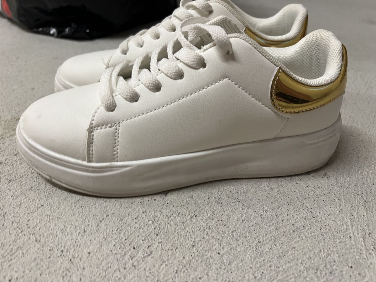 Herrenschuhe: Sneakers weiss/gold – Gebraucht aus Laufen von mar_flh8