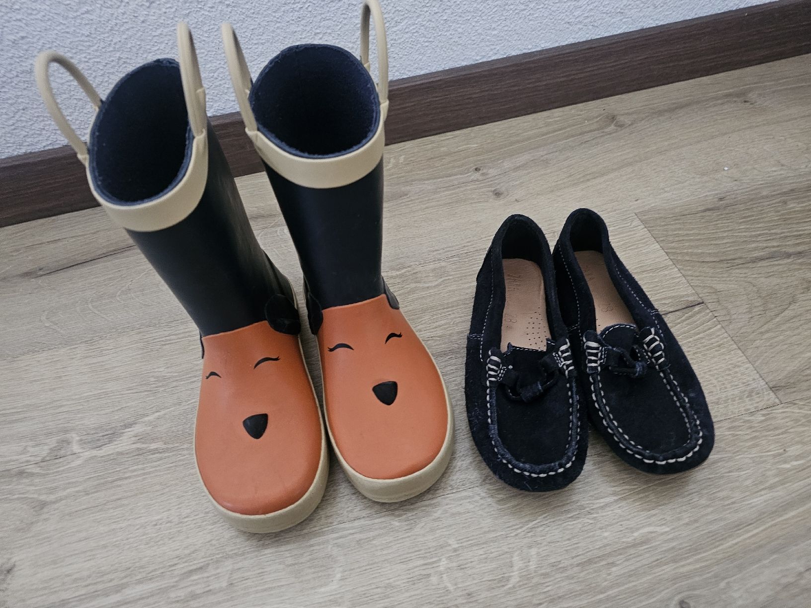 Scarpe per ragazzi: Suesse Kinderschuhe, Gr. 28 – Usato da Grosshöchstetten venduto da Qenko
