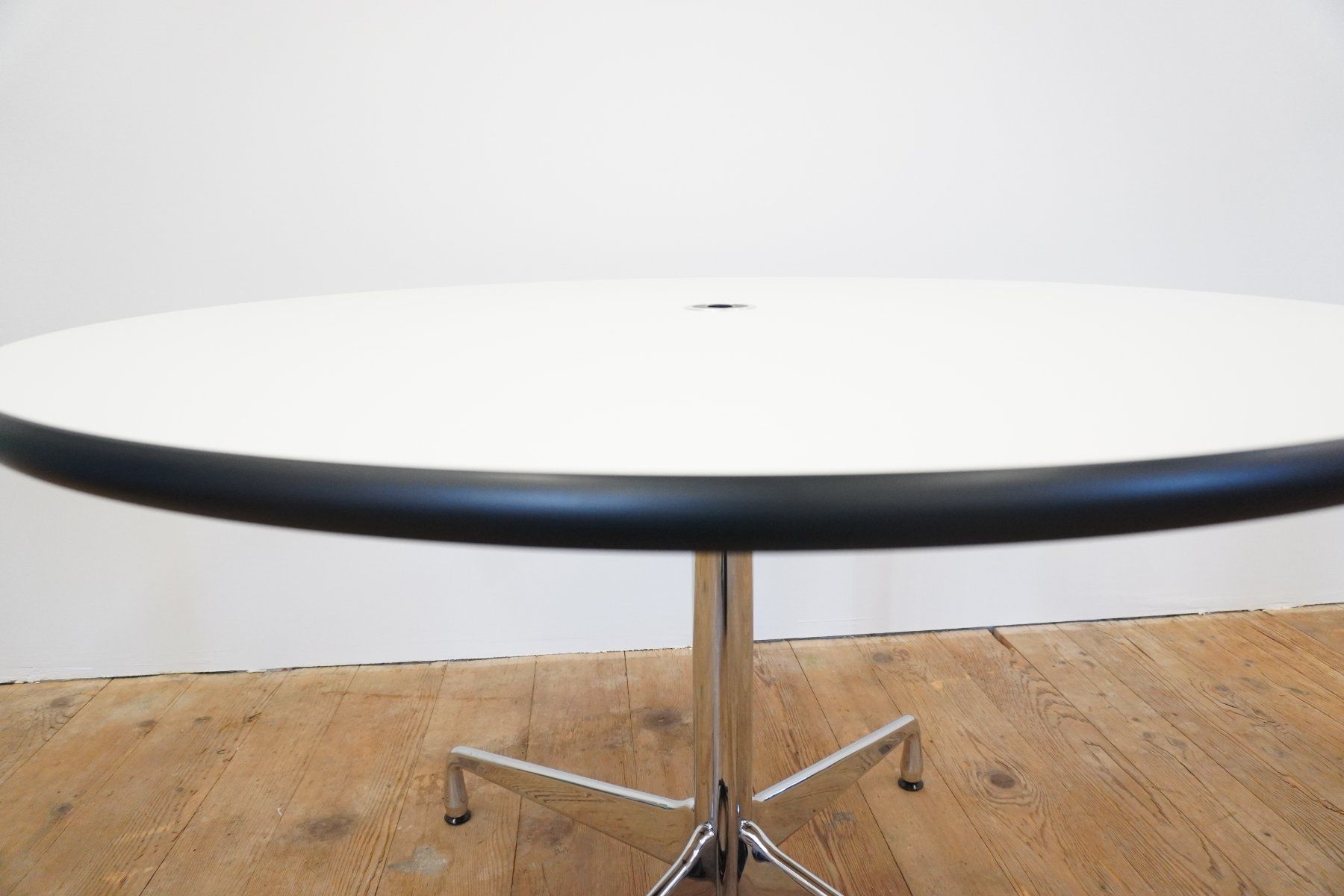 Vitra Tables: Vitra Segmented Table 110cm weiss – D'occasion à Bad Zurzach par QLASSIQ 1