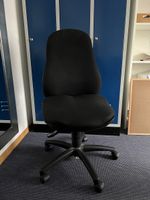 Schwarzer Bürostuhl / Drehstuhl mit Rollen