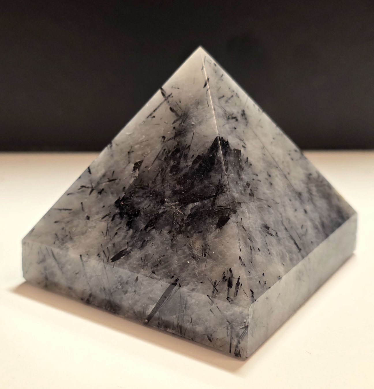 Mineralien & Heilsteine: Schwarze Rutil Pyramide 343g – Neu und originalverpackt aus Matzingen von Shay_Crystalz 1