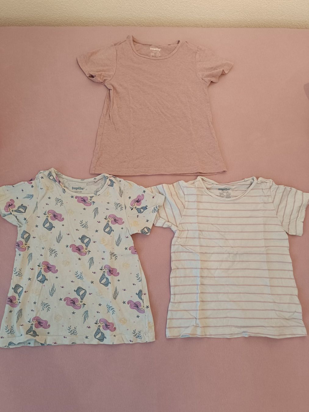 Lotti & Set di vestiti: 3 T-Shirt 122/128 – Usato da Wohlen AG venduto da Fabe3
