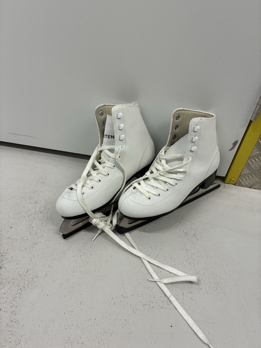 Pattini in linea & Pattini a rotelle: Schlittschuhe 37 – Usato da Bern venduto da wisemagpie
