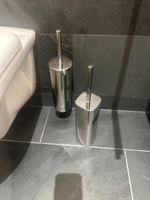 Toilettengarnituren desinfiziert und mit neuen Bürsten