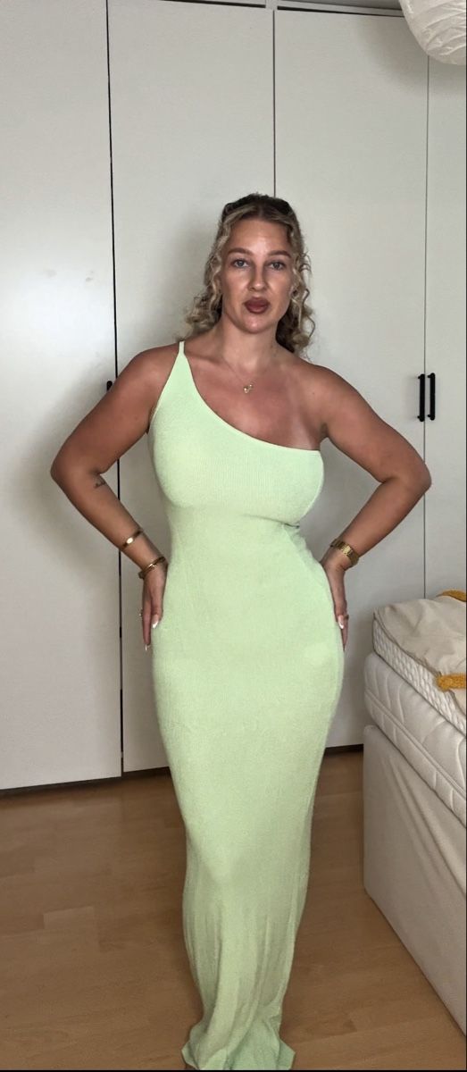 Robes: Maxi Kleid one shoulder hellgrün Grösse M neu – D'occasion à Schaffhausen par viv_r5zw