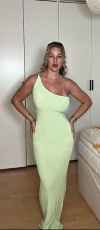 Maxi Kleid one shoulder hellgrün Grösse M neu